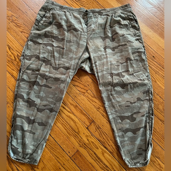 Caslon Pants - Caslon camouflage, cropped pants